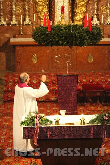 2009.11.28_18.14.20.jpg - Weihe des groen Adventkranzes in der Kirche.