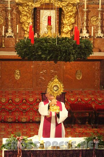 2009.11.28_18.18.34.jpg - Eucharistischer Segen.