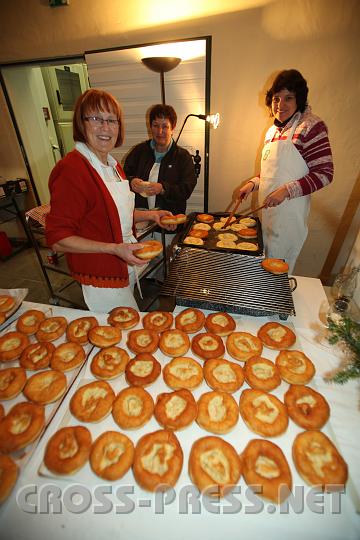 2009.11.28_18.48.59.jpg - Bauernkrapfen von den Ortsbuerinnen.