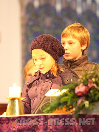 2009.12.06_10.33.01.jpg - Kinder lesen die Frbitten