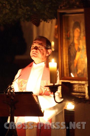 2009.12.19_06.34.18.jpg - Pfarrer Anton Schuh findet immer interessante und aufmunternde Worte zur Predigt, hier unter dem Adventkranz und neben der Gottesmutter von der Immerwhrenden Hilfe.