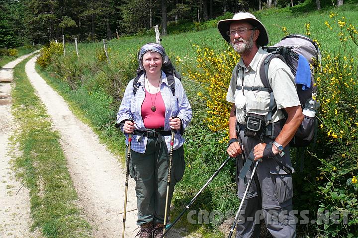 2009.06.16_14.10.03.jpg - Pilgerin Ursula bei Les Stoux.. Das schne beim Pilgern ist die Abwechslung zw. freien Alleinsein und netten Begegnungen.