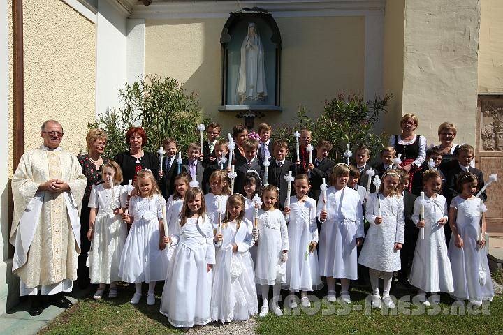 2011.05.22_10.22.40.jpg - Pfarrer Anton Schuh, Dir. VOL Beate Heuras, VOL Maria Forster, VOL Doris Bruckschwaiger und Religionslehrerin Anna Laaber mit den Erkommunionskindern der beiden 2. Klassen. Mädchen (v.l.n.r.): Lucia Rosenfellner, Laura Mayrhofer, Ilvy Friedl, Sara Maria Haider, Sophia Gerstmayr, Kerstin Muss, Joanna Riedel, Noemi Malinar, Emma Zach, Tamara Wirrer, Katharina Leutgeb, Lea Buchberger, Anna Aiginger; Buben: Samuel Knapp, Lukas Krifter, Fabian Gruber, Alexander Handstanger, Lukas Schatzeder, Matthias Zarl, Daniel Mayer, Michael Feiel, Benjamin Wagner, Nicolas Pummer, Michael Angerer, Markus Schatzeder; letzte Reihe: Jan Ritt, Michael Schoder, Fabian Punzhuber, Jan Broucek.