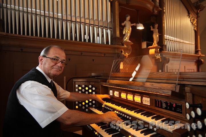 2011.08.19_10.49.34_01.jpg - Pfarrer Anton Schuh erkundet die Möglichkeiten der neuen Digitalorgel und freut sich, dass das Gehäuse und die Pfeifen der alten geblieben sind.