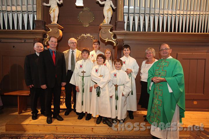 2011.09.11_10.39.43.jpg - Nach dem Orgelweihe-Gottesdienst. Alois Heiß (Pfarrgemeinderat), Mag. Reinhold Meyer (Organist), Reinhold Breslmayr (Orgelzentrum "Vox coelestis"), die Ministranten mit Pfarrer Anton Schuh und Chorleiterin Marlies Tanzer freuen sich über die durchwegs positiven Reaktionen und Glückwünsche der St. Peterer Pfarrgemeinde.