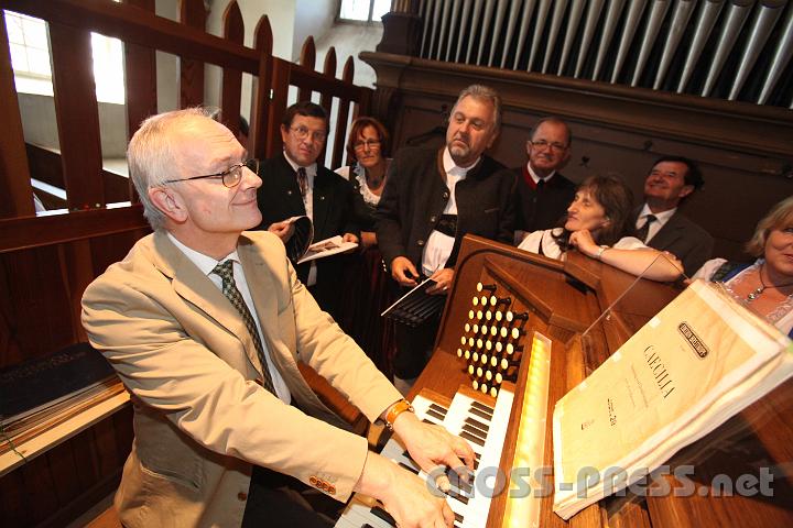 2011.09.11_10.48.25.jpg - Reinhold Breslmayr vom Orgelzentrum "Vox Coelestis" genießt offensichtlich den Klang "seines" Instruments und meint: "Die Vorteile einer digitalen Orgel beschränken sich nicht nur auf den wesentlich günstigeren Anschaffungspreis ( 35.000 in St.Peter), sondern es entfallen auch alle bei Pfeifenorgeln notwendigen Wartungsarbeiten."