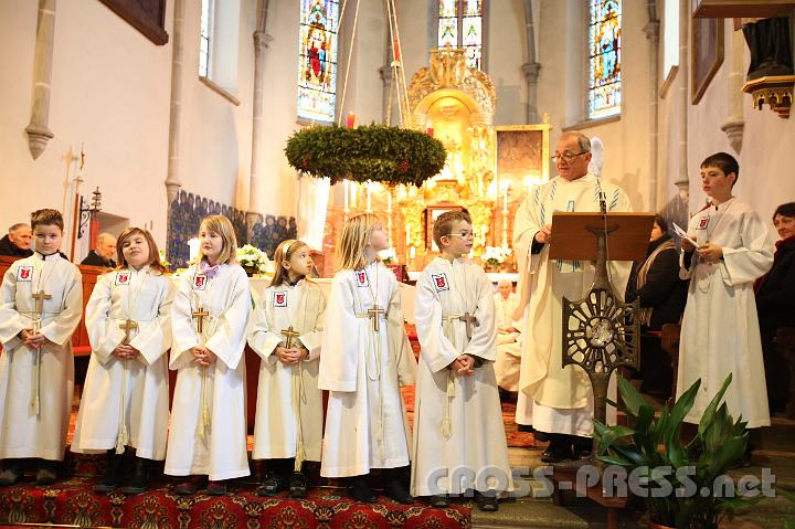 2011.12.08_10.46.26.jpg - Der große Auftritt der Kleinen vor der Pfarrgemeinde.