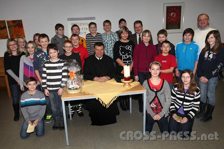 2012.02.01_21.09.44.jpg - Fröhliche Firmlinge aus St.Peter/Au mit Abt Berthold Heigl, Pfarrer Anton Schuh (rechts) und HS Direktor und zugleich Religionslehrer und Pfarrgemeinderat Erich Greiner.