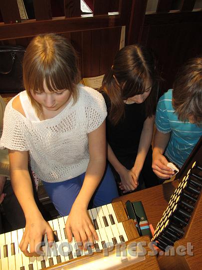 2012.03.23_16.58.54.jpg - ...und dann darf sich jeder selbst an der neuen Orgel versuchen.