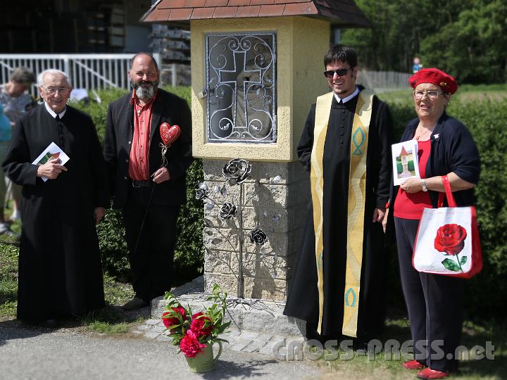 2012.05.20_14.44.26.jpg - Nach der Einweihung der Friedensrose.   V.l.n.r.:  P.Raphael Schörghuber, Künstler Pius Frank, P.Florian Ehebruster und Initiatorin Rosa Rosenfellner.