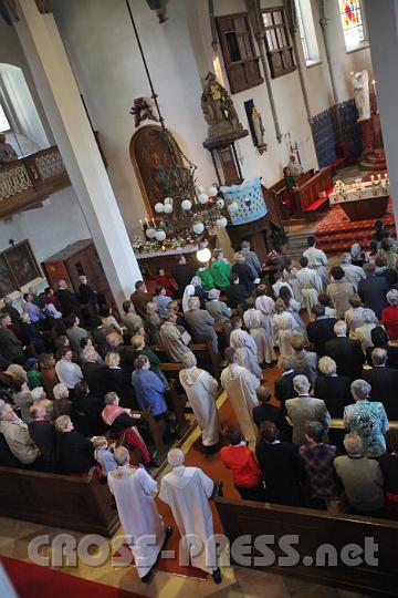 2013.06.30_09.02.30.jpg - Festlicher Einzug in die Pfarrkirche