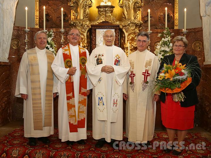 2013.06.30_10.31.58.jpg - Jubilare und Festgäste (v.l.n.r.): Dechant Johann Zarl, Pfarrer Anton Schuh, Altpfarrer Msgr. Alois Sallinger, Missionar P.Ludwig Laaber, Religionslehrerin Anna Laaber.