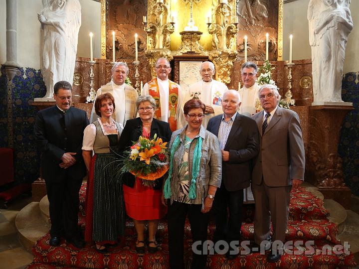 2013.06.30_10.33.12.jpg - Jubilare und Gratulanten (v.l.n.r.): PGR Erich Greiner, Pfarrsekretärin Gabi Schachner, Religionslehrerin Anna Laaber, PGR Christa Kaindl, PGR Alois Heiss, Bgm. OSR Gerhard Wieser; dahinter: Dechant Jochann Zarl, Pfarrer Anton Schuh, Altpfarrer Monsignore Alois Sallinger, Missionar P.Ludwig Laaber.