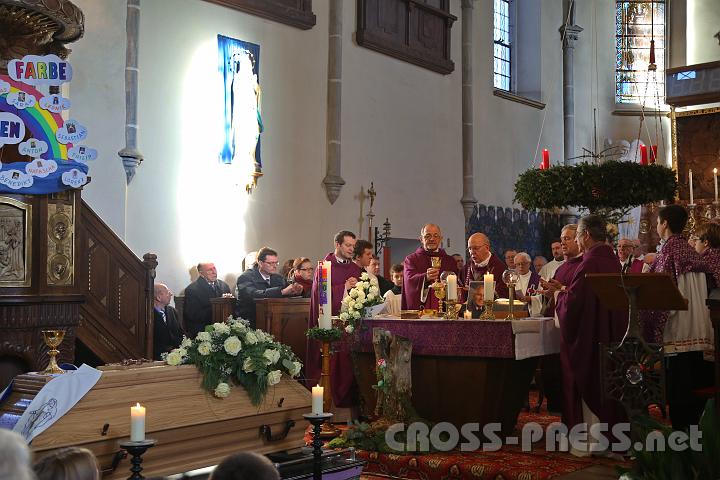 2013.12.23_14.25.47.jpg - Während des Gottesdienstes scheinte die Sonne auf die Statue von Gottesmutter von Lourdes, die Parrer Salinger besonders mochte.  Es schien, als ob sie über ihm scheinte.