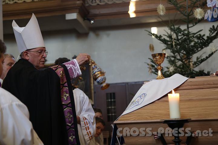 2013.12.23_14.55.30.jpg - Einsegnung durch Diözesanbischof DDr. Klaus Küng.