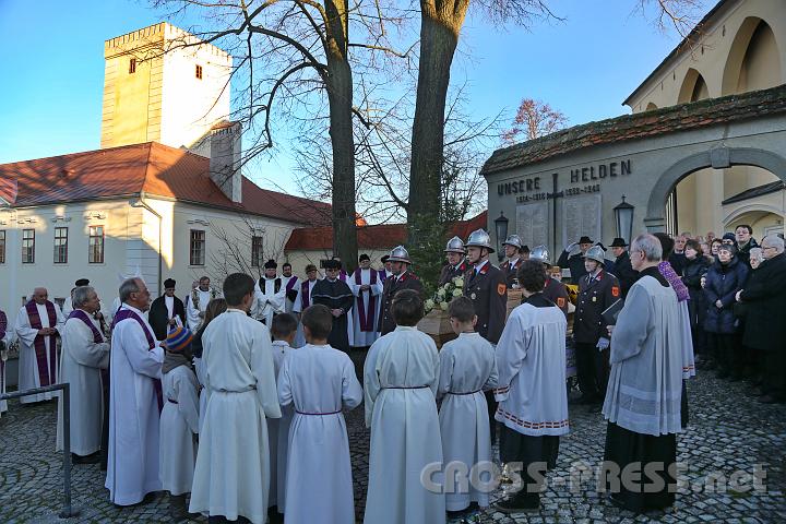 2013.12.23_15.03.30.jpg - Abschied beim Kriegerdenkmal.