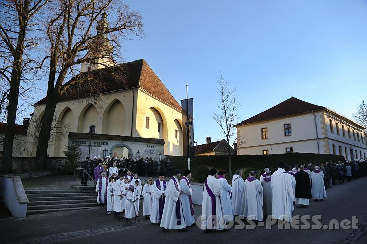 2013.12.23_15.13.07.jpg - Abschied beim Kriegerdenkmal.