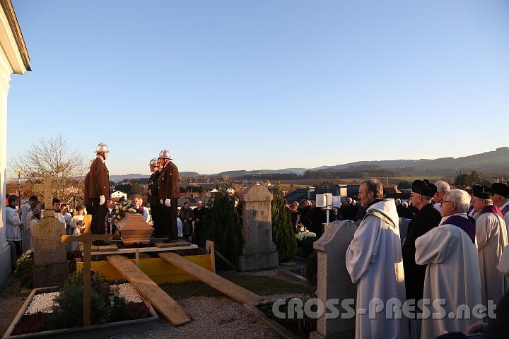 2013.12.23_15.27.38.jpg - Am Grab, gleich neben der Friedhofkapelle.