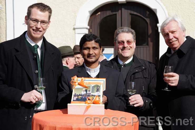 2015.03.15_10.27.00_s.JPG - "Geburtstags-Agape" am Kirchenplatz nach der Vormittagsmesse. V.l.n.r.: Bgm. MMag. Johannes Heuras, Jubilar Pfarrer Peter Yeddanapalli, PGR-Obmann Dir. Erich Greiner und 2. Landtagspräsident Altbgm. Mag. Johann Heuras.