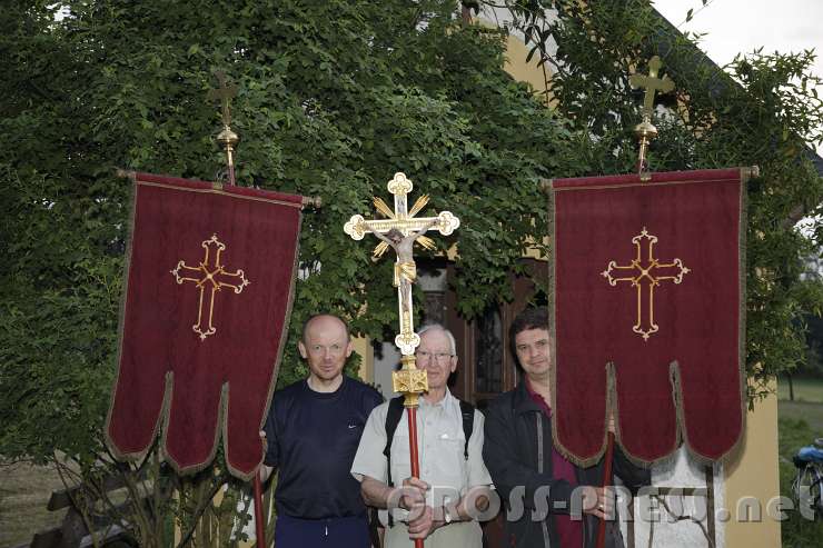 2015.05.13_20.30.32.JPG - Weistracher Kreuz- und Fahnenträger.