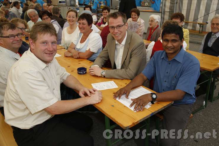 2015.07.12_09.52.51.JPG - Pfarrer Peter Yeddanapalli nach den Gottesdienst mit Bürgermeister MMag. Johannes Heuras und Ortsvorsteher Hermann Stockinger ()links).