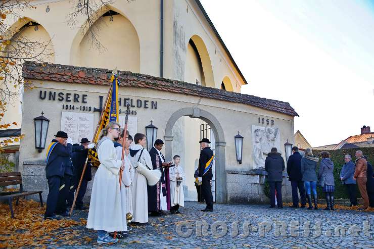 2015.11.01_10.22.57.JPG - Ehrenbezeugung beim Kriegerdenkmal