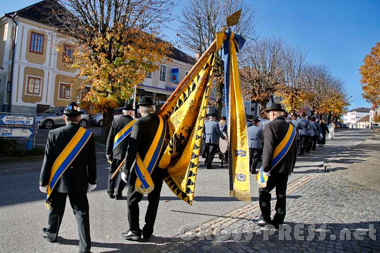 2015.11.01_10.27.44.JPG - Fahnenträger des Kameradschaftsbundes