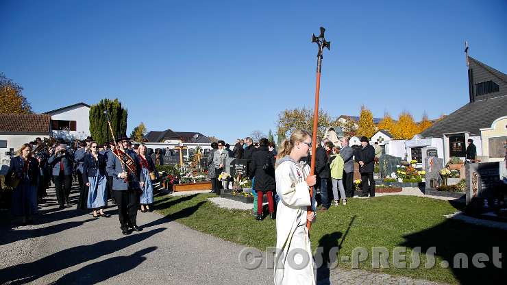 2015.11.01_10.33.24.JPG - Ministrantin Lucia Rosenfellner als Kreuzträgerin.