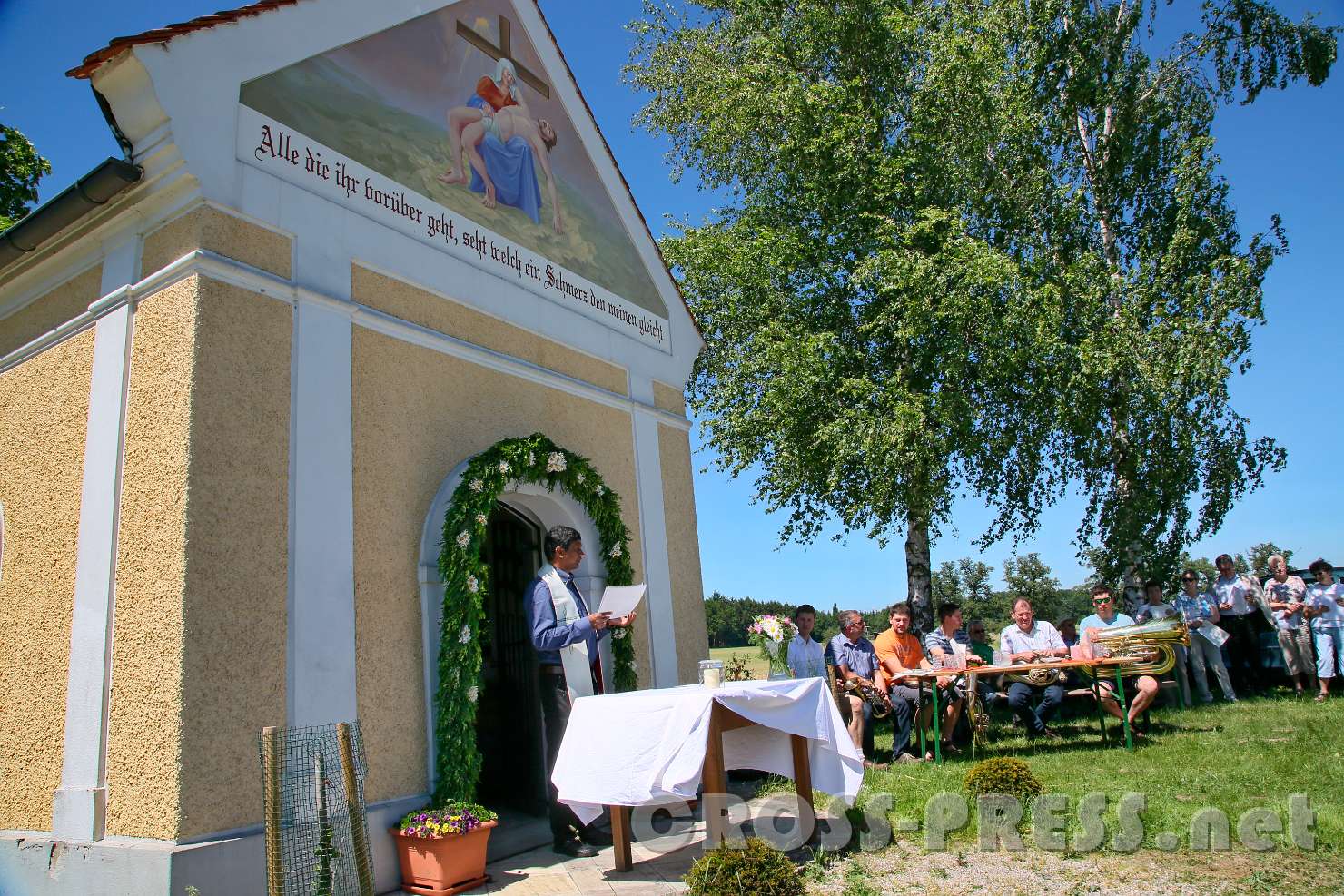 2017.05.28_14.08.48.jpg - Anlässlich des 35-jährigen Bestehens der Goldhaubengruppe feierte Pfarrer Peter Yeddanapalli eine Maiandacht bei der Kapelle der Familie Haas.