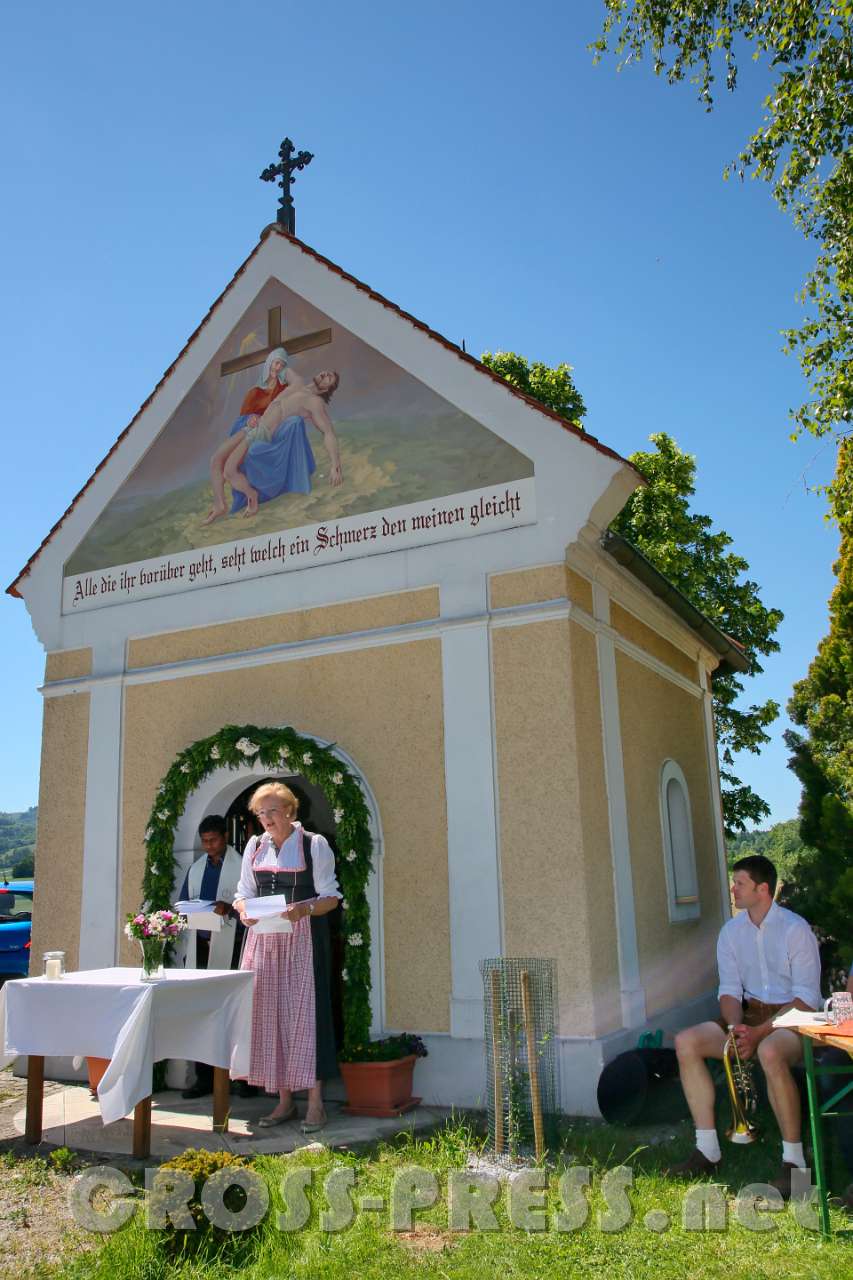 2017.05.28_14.17.53.jpg - Teresa Kaufeler las Texte zum Thema "Weltfrieden".