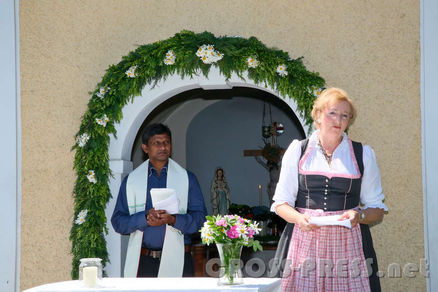 2017.05.28_14.18.42.jpg - Teresa Kaufeler las Texte zum Thema "Weltfrieden".