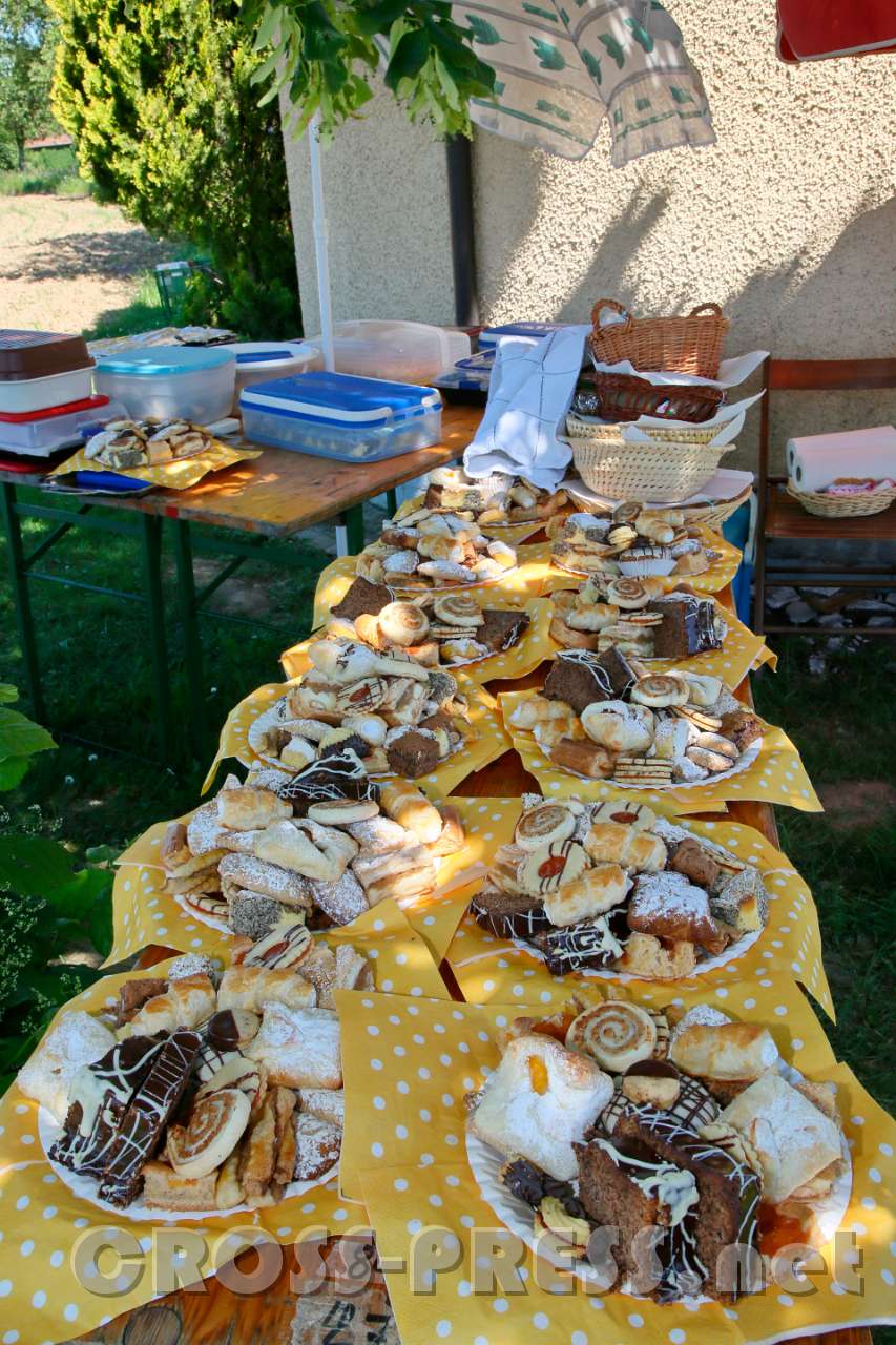 2017.05.28_14.22.02.jpg - Verschiedenste Mehlspeisen warten im Schatten ...