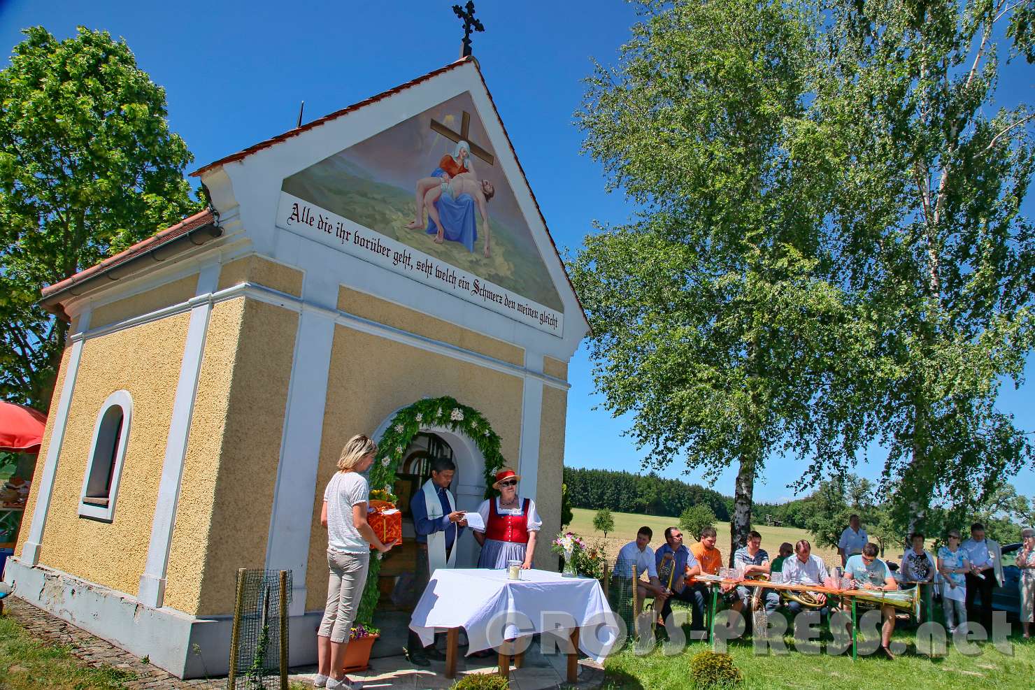 2017.05.28_14.25.27.jpg - So idyllisch ungeben von Wiesen und Feldern liegt die Haaskapelle.