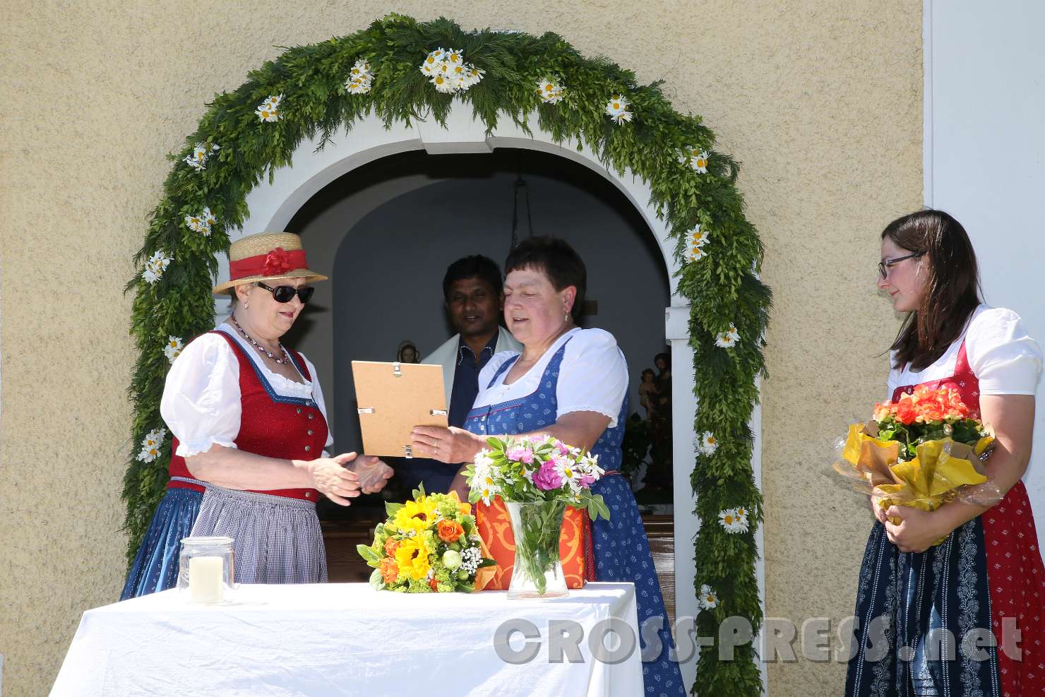 2017.05.28_14.28.49.jpg - Margarete Haas überreicht als Obfrau der Goldhaubengruppe eine Dank-Urkunde.