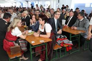 Eröffnung und Segnung der Rotkreuz Bezirksstelle St.Peter/Au Ehrengäste, v.l.n.r.: LR Ulrike Königsberger-Ludwig, Bgm. LAbg. KommR. Michaela Hinterholzer; am Bürgermeistertisch: Johannes Heuras u.a..