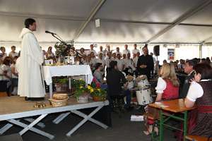 Eröffnung und Segnung der Rotkreuz Bezirksstelle St.Peter/Au P. Florian Ehebruster zelebriert den Festgottesdienst im Zelt.