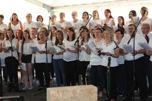 Eröffnung und Segnung der Rotkreuz Bezirksstelle St.Peter/Au Ein RIESEN-Chor. :)