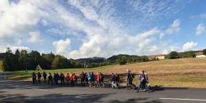 Wallfahrt der St.Peterer nach Maria Neustift Kolor stitching | 2 pictures | Size: 8070 x 4176 | Lens: Standard | RMS: 3.01 | FOV: 93.85 x 54.99 ~ 12.50 | Projection: Planar | Color: LDR |