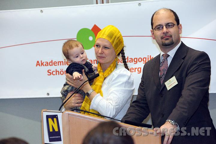 2009.11.29_15.03.30.jpg - Martina und Johannes Andrae mit Franz, dem jngsten ihrer zwlf Kinder.  Sie referierten zum Thema: "Darf Liebe weh tun? Vom Umgang mit Leid und Enttuschung".