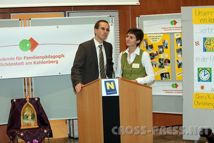 2009.11.29_15.06.58.jpg - Andreas und Doris Hnig sprachen ber "Unsere Zeit - ein kostbares Gut". Sie haben drei Tchter.