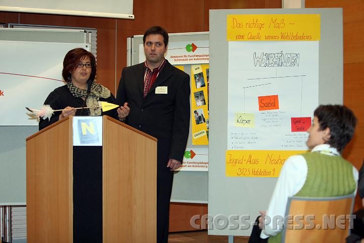 2009.11.29_15.16.41.jpg - Ingrid und Alois Neuhauser, 2 Kinder, prsentieren ihr Spezialgebiet: "Das richtige Ma - eine Quelle unseres Wohlbefindens" anhand eines "Lebenspfeils".