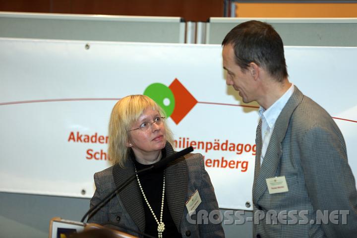 2009.11.29_15.31.55.jpg - Christa und Thomas Wchter sprechen ber die Zeit der Pubertt: "Auf dem Weg vom Kind zum Erwachsenen - geborgen in der Familie". Sie haben eine Tochter.