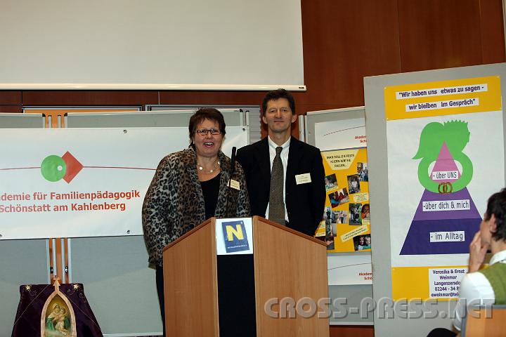 2009.11.29_15.38.00.jpg - Veronika und Ernst Weinmar, Eltern zweier Kinder,  fanden die richtigen Worte zum Thema : "Wir haben uns etwas zu sagen - wir bleiben im Gesprch".