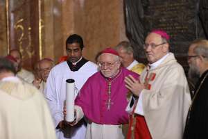 AmtsEinführung des St.Pöltner Bischof A.Schwarz Der Apostolische Nuntius Erzbischof Dr. Peter Stephan Zurbriggen überreicht das päpstliche Ernennungsdekret.