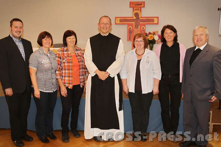 2013.09.14_16.46.14.jpg - Nach dem Vortrag "Freude am Glauben" von Rektor P.Karl Wallner im Pfarrhaus St.Valentin mit Gastgebern und Organisatorinnen).   V.l.n.r.: Manuel Sattelberger (Pastoralassistent), Brigitte Springer (KFB Pfarrleiterin Stv.), Rosi Kraml (KFB), P.Karl Wallner (Stift Heiligenkreuz), Heidi Sonnberger (KFB), Edeltraud Pillgrab (KFB Pfarrleiterin), Johann Zarl (Dechant).