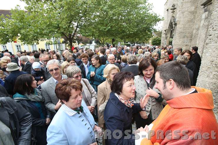 2013.09.29_11.45.34.jpg - Viele Menschen stellten sich an, um dem neuen Diakon Manuel Sattelberger zu gratulieren.