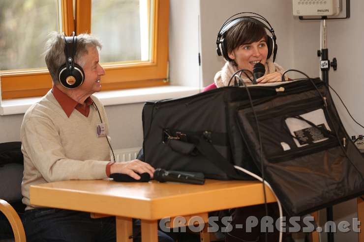 2014.11.23_14.09.22.jpg - Franz Wagner und Veronika Bonelli betreuen das Mobilstudio.