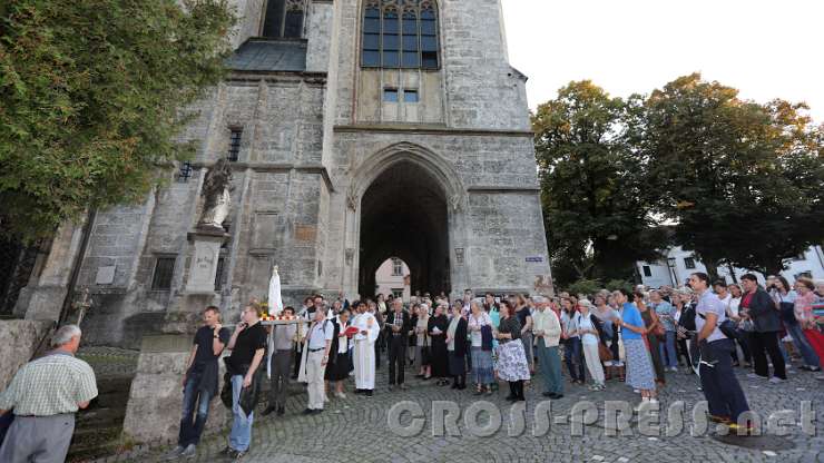 2016.09.08_19.02.33.JPG - Am Abend des Festes "Maria Geburt", das am 8. September gefeiert wird, fand die Friedensprozession anlässlich Maria Namen (Fest am 12. September) statt.