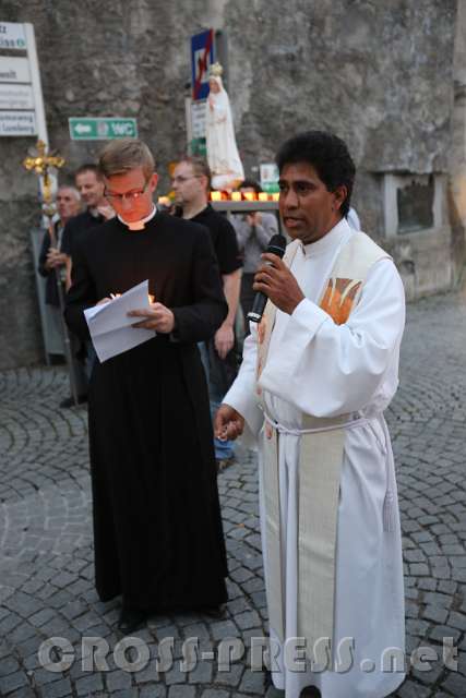 2016.09.08_19.45.07.JPG - P.Brian Fernandes, Pfarrer der Michaelerkirche, betet vor. An seiner Seite Seminarist Wolfgang Rudelstorfer.