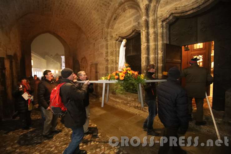 2017.02.02_18.02.45.JPG - ... in die Stadtpfarrkirche.